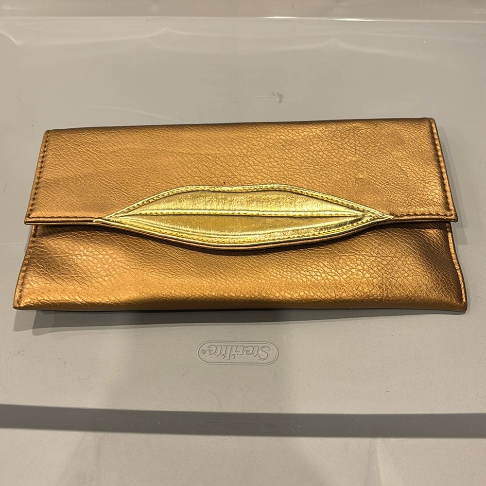 2Chique Boutique Women's Kiss Mark Bronze Clutch